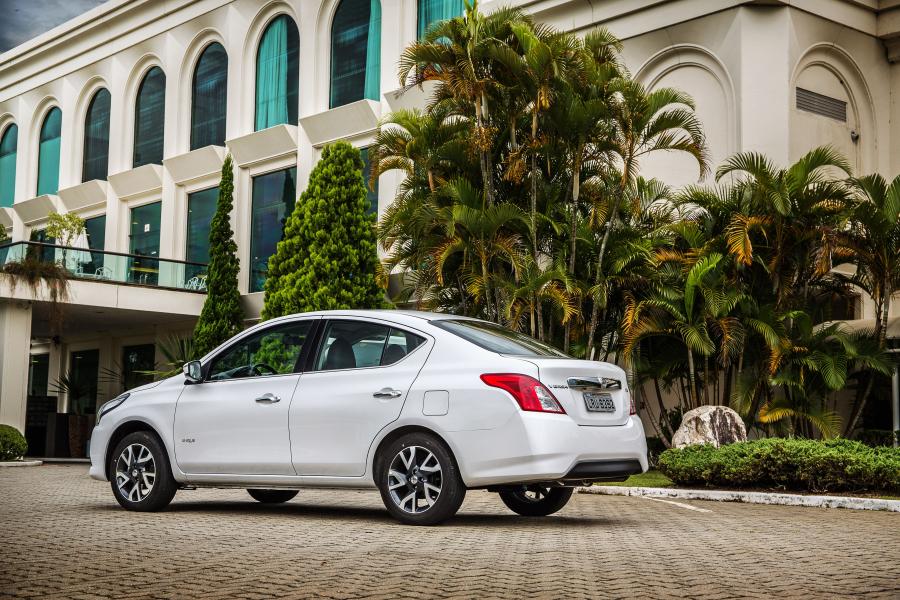  Nissan Versa Unique 2015 года  (BR) (фото 2 из 9)